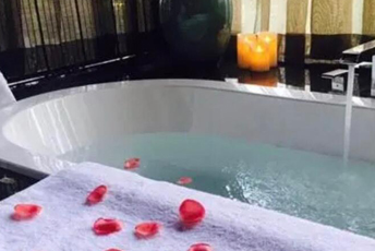 广州增城区水疗池中的失重冥想：当身体学会漂浮